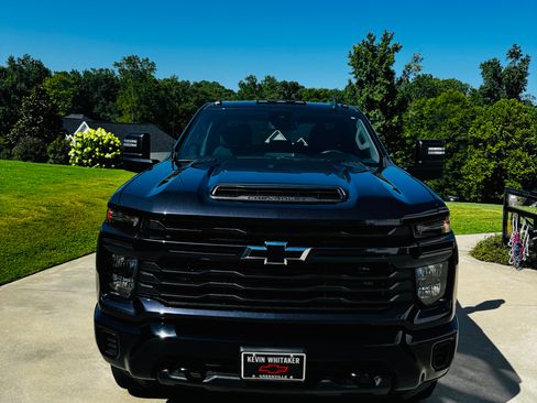 Used 2024 Chevrolet Silverado 2500 Custom w/ Custom Value Package AWD/4WD image 4