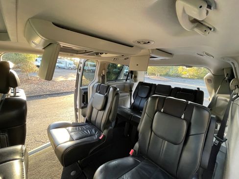 Used 2015 Chrysler Town & Country Limited Platinum FWD image 27