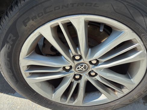 Used 2015 Toyota Camry SE w/ Moonroof Package FWD image 9