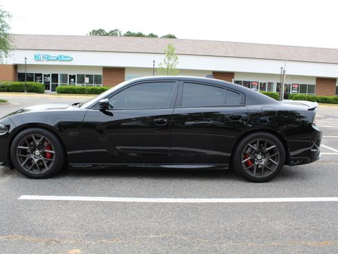 Used 2016 Dodge Charger R/T Scat Pack w/ Technology Group RWD image 4