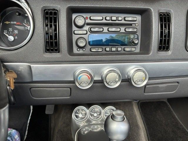 Used 2005 Chevrolet SSR w/ Preferred Equipment Group RWD image 17