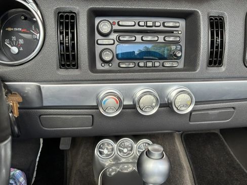 Used 2005 Chevrolet SSR w/ Preferred Equipment Group RWD image 17