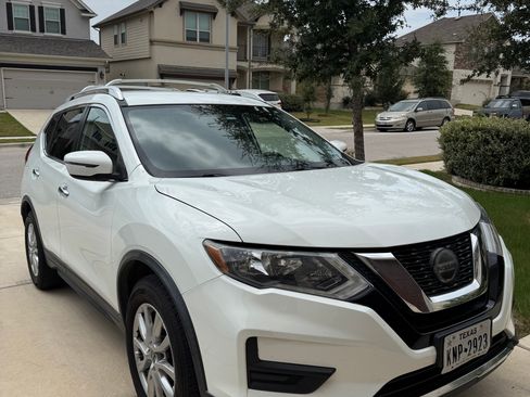 Used 2018 Nissan Rogue SV FWD image 2