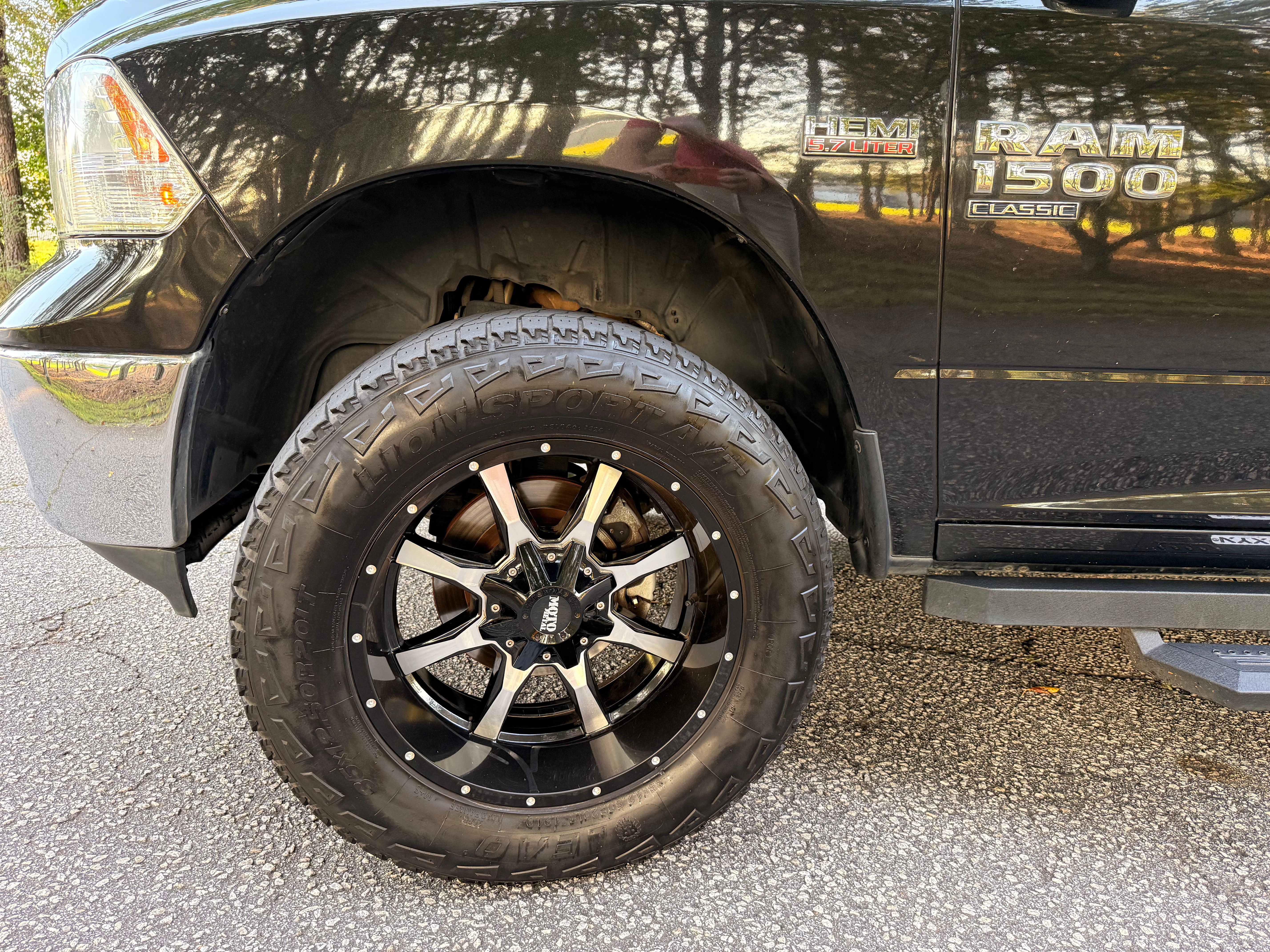 Used 2019 RAM 1500 Classic SLT w/ Luxury Group RWD image 14