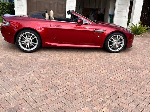 Used 2015 Aston Martin V8 Vantage Roadster RWD image 12