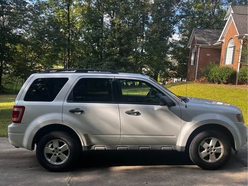 Used 2010 Ford Escape XLT image 4