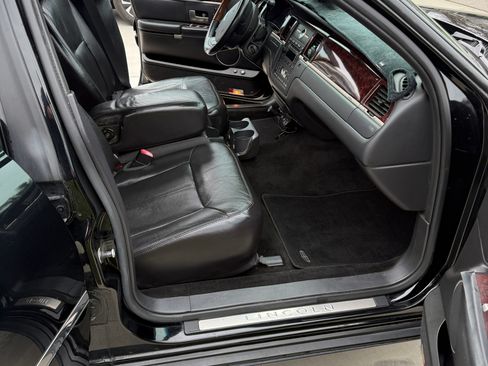 Used 2011 Lincoln Town Car Signature Limited image 16