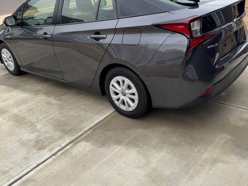 Used 2020 Toyota Prius LE image 2