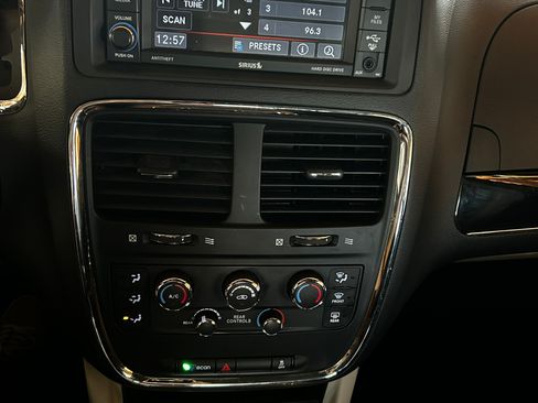 Used 2017 Dodge Grand Caravan SXT image 15