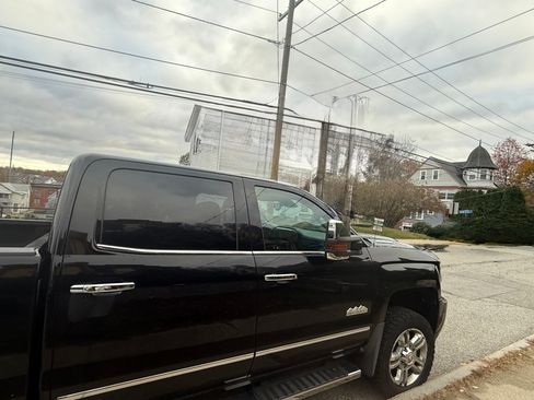 Used 2018 Chevrolet Silverado 2500 High Country w/ Duramax Plus Package image 9