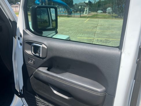 Used 2018 Jeep Wrangler Unlimited Sahara AWD/4WD image 14