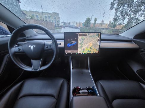 Used 2018 Tesla Model 3 Long Range image 9