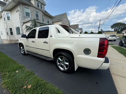 Used 2013 Chevrolet Avalanche LTZ AWD/4WD image 4