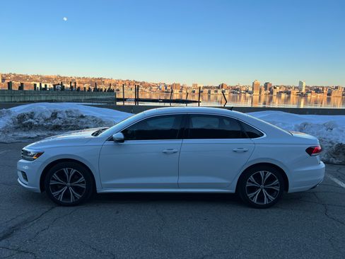 Used 2022 Volkswagen Passat 2.0T SE image 2