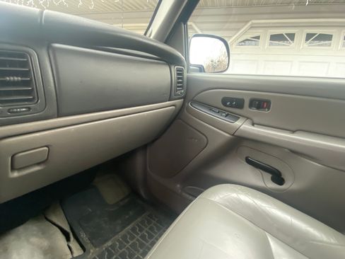 Used 2005 Chevrolet Suburban LT w/ Preferred Equipment Group image 13