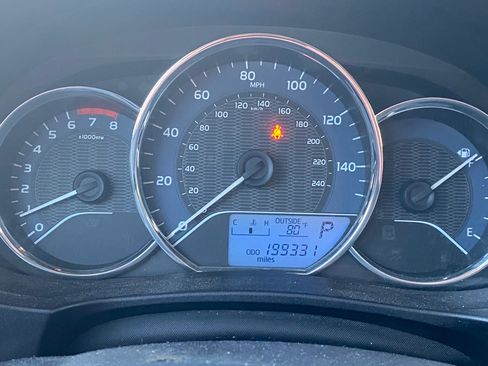 Used 2014 Toyota Corolla LE image 2