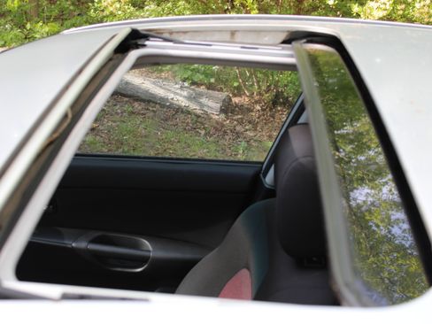 Used 2004 MAZDA MAZDA3 s w/ Moonroof & 6-CD Pkg FWD image 11