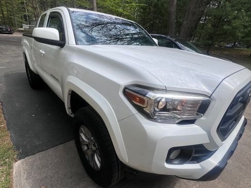 Used 2017 Toyota Tacoma SR5 w/ Tow Package AWD/4WD image 2