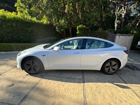 Used 2019 Tesla Model 3 Standard Range Plus image 1