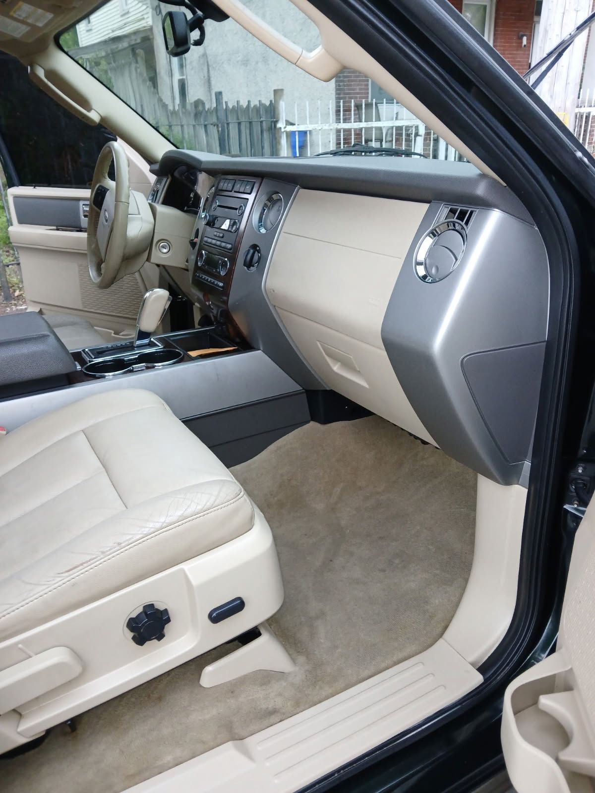 Used 2013 Ford Expedition XLT RWD image 2