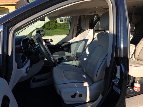 Used 2017 Chrysler Pacifica Limited w/ UConnect Theater Package image 11