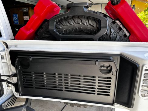 Used 2018 Jeep Wrangler Unlimited Sahara AWD/4WD image 27