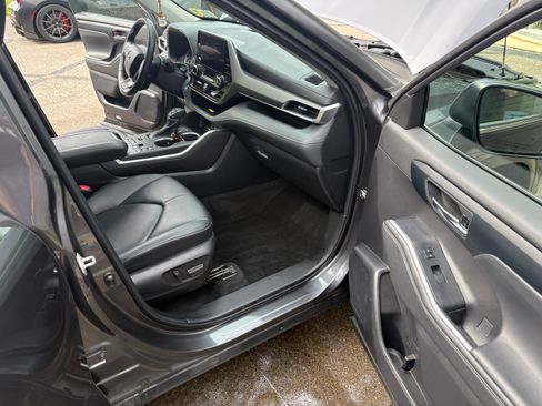 Used 2023 Toyota Highlander XLE AWD/4WD image 19