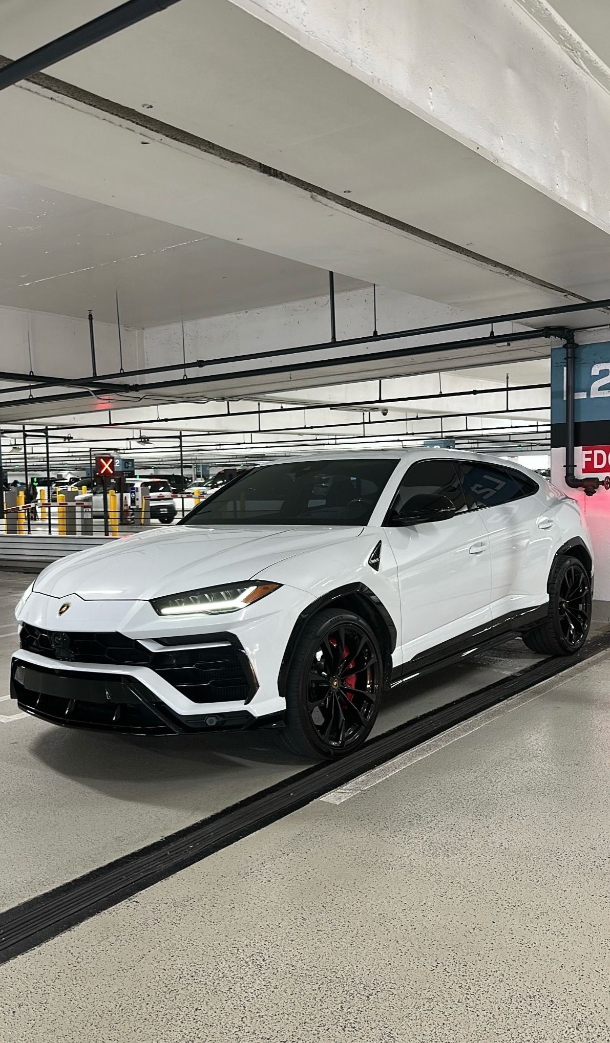 Used 2022 Lamborghini Urus AWD/4WD image 1