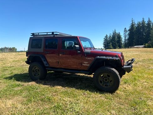 Used 2010 Jeep Wrangler Unlimited Sahara w/ Dual Top Group AWD/4WD image 10