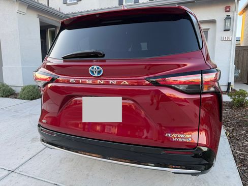 Used 2021 Toyota Sienna Platinum AWD/4WD image 2
