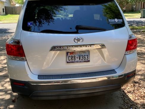 Used 2011 Toyota Highlander Limited w/ Tow Pkg FWD image 4