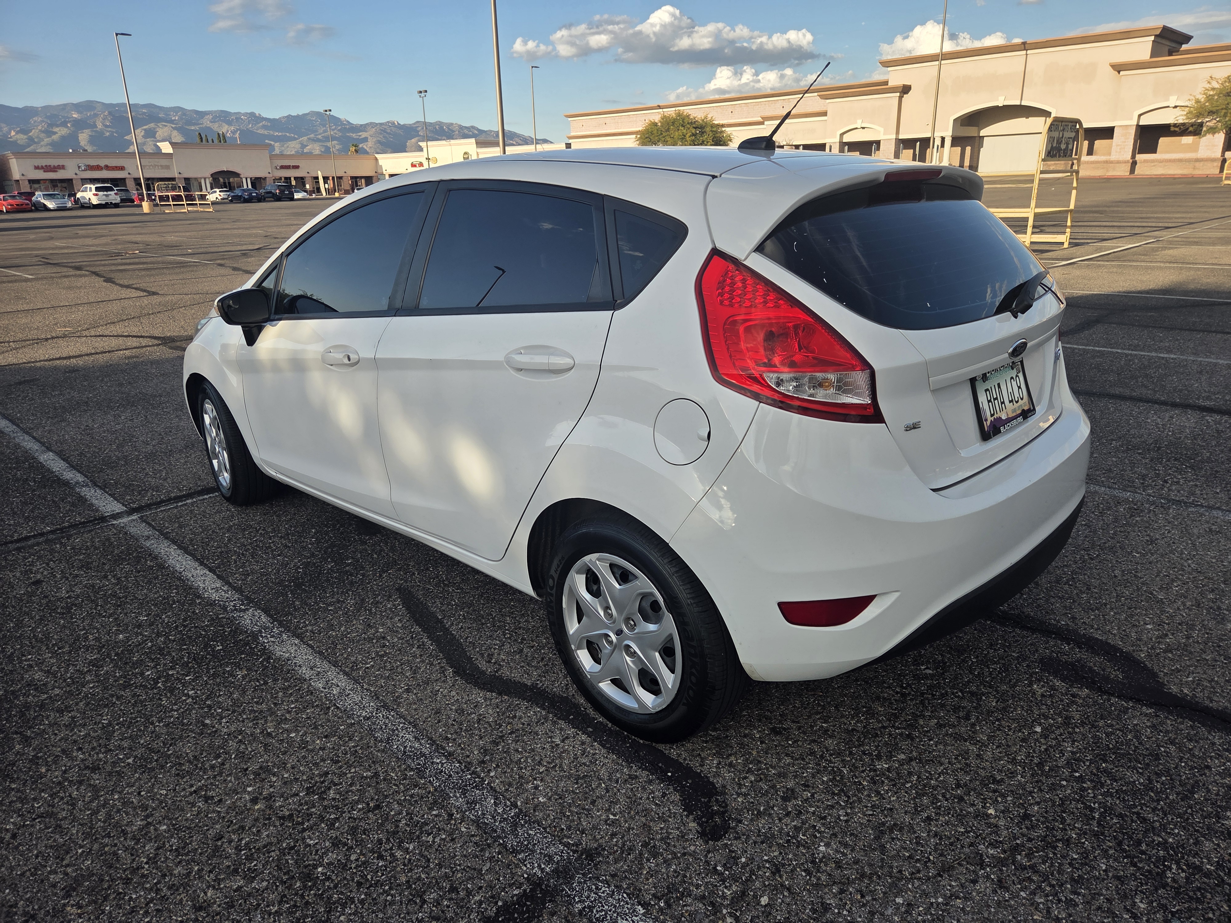Used 2013 Ford Fiesta SE FWD image 2