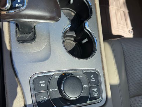 Used 2014 Jeep Grand Cherokee Overland w/ Advanced Technology Group AWD/4WD image 16