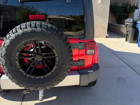 Used 2013 Jeep Wrangler Unlimited Sahara AWD/4WD image 4
