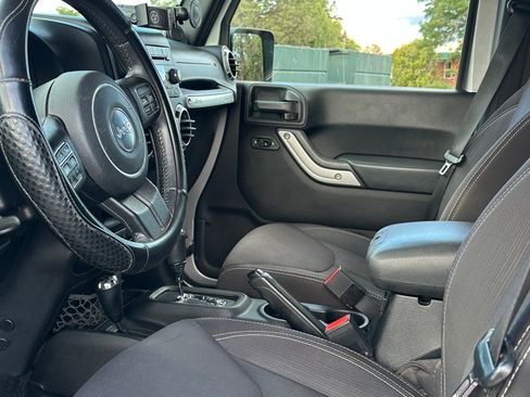 Used 2013 Jeep Wrangler Unlimited Rubicon w/ Connectivity Group AWD/4WD image 13