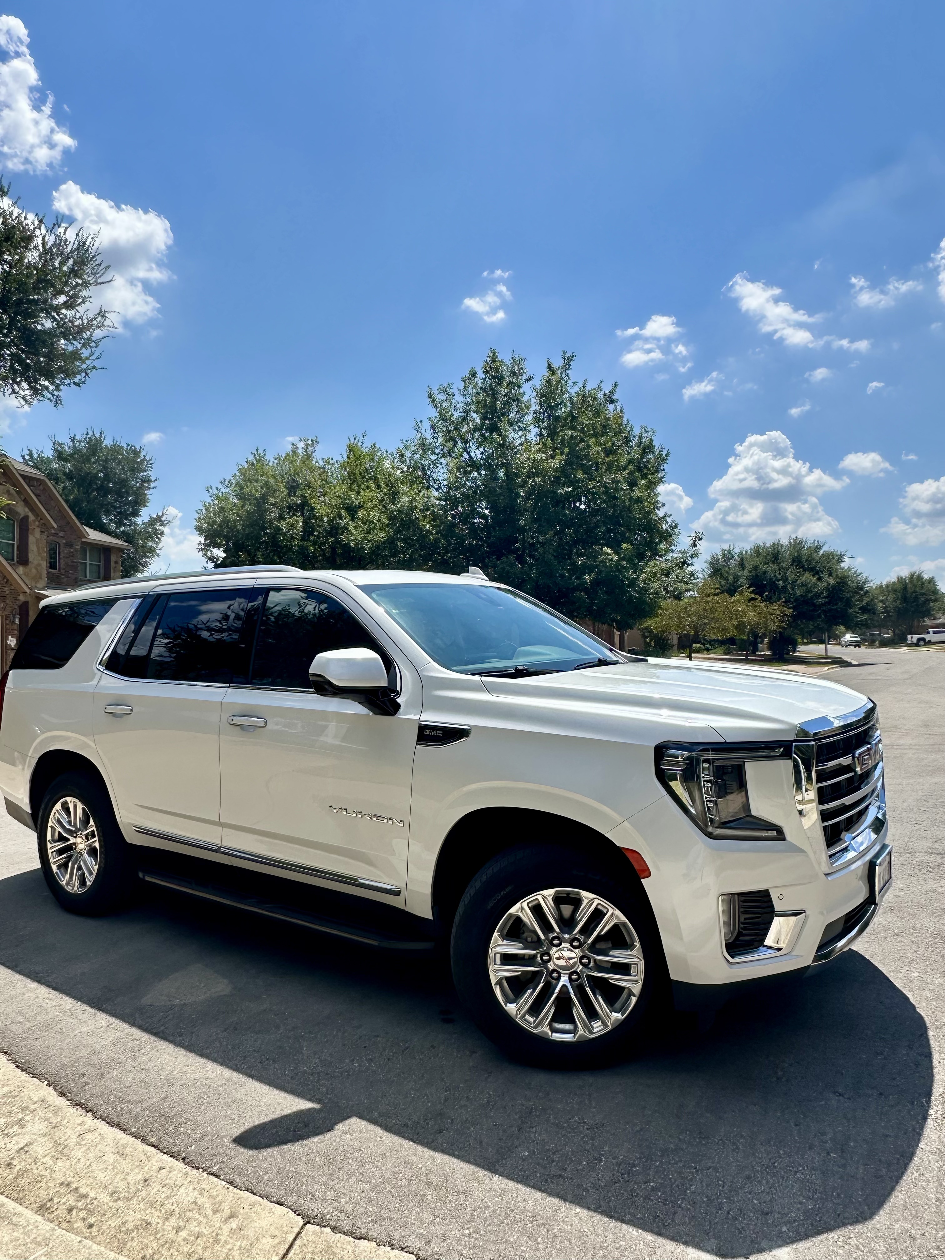 Used 2022 GMC Yukon SLT w/ SLT Premium Package AWD/4WD image 2