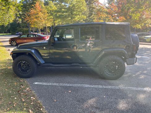 Used 2007 Jeep Wrangler Unlimited Sahara w/ Dual Top Group image 2