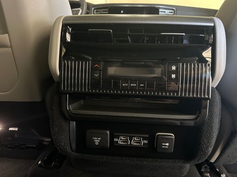 Used 2025 Jeep Wagoneer 4WD w/ Premium Group I image 19
