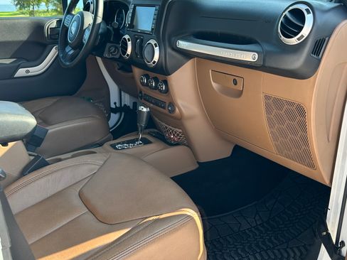 Used 2013 Jeep Wrangler Unlimited Rubicon w/ Connectivity Group AWD/4WD image 10