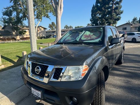 Used 2014 Nissan Frontier SV w/ SV Value Truck Package RWD image 5