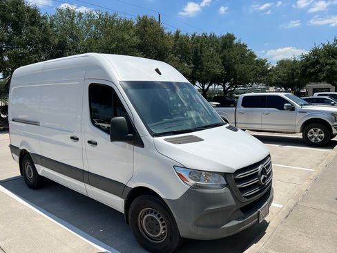 Used 2021 Mercedes-Benz Sprinter 2500 image 2