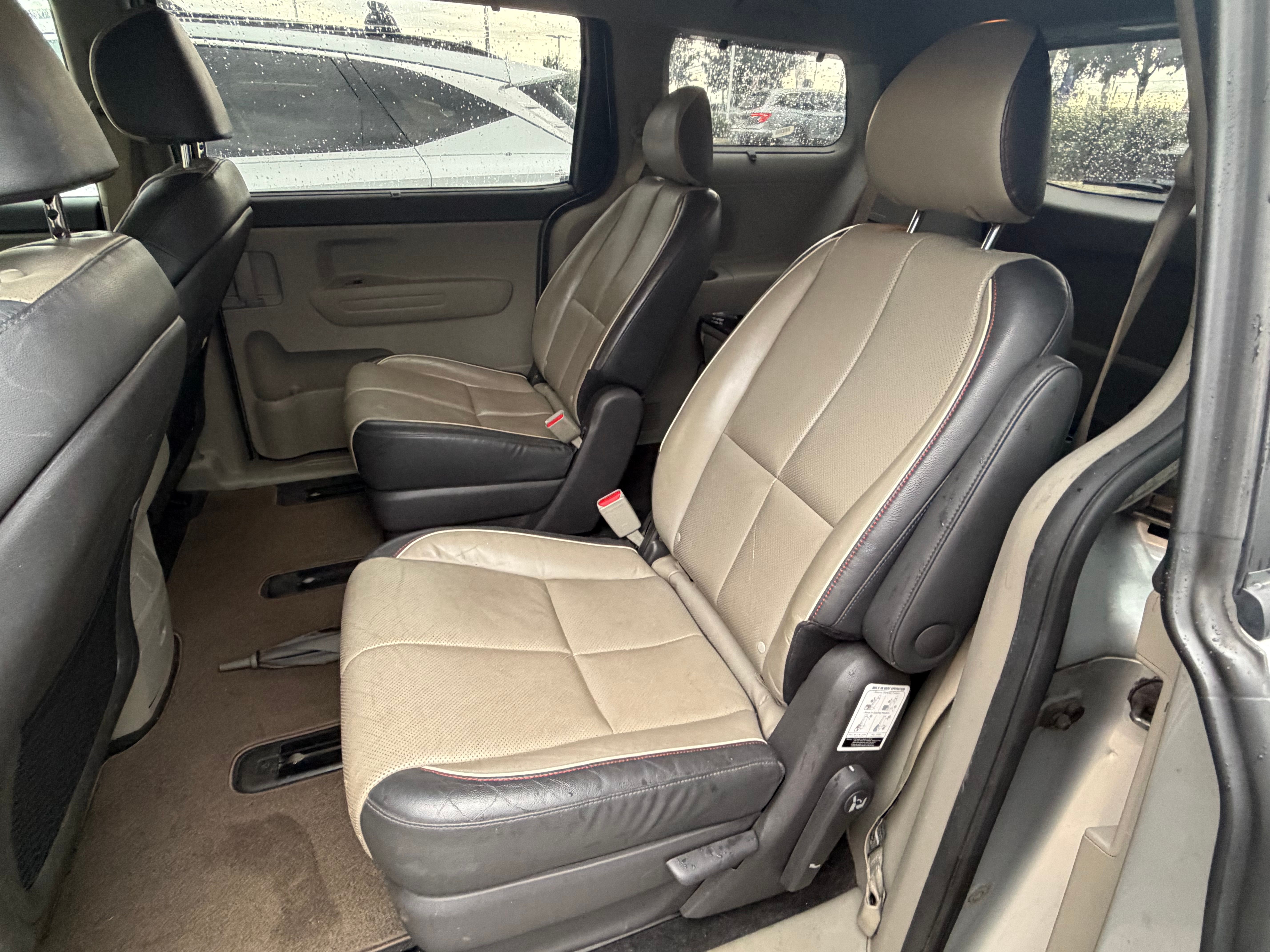 Used 2017 Kia Sedona LX w/ LX Essentials Premium Package FWD image 2
