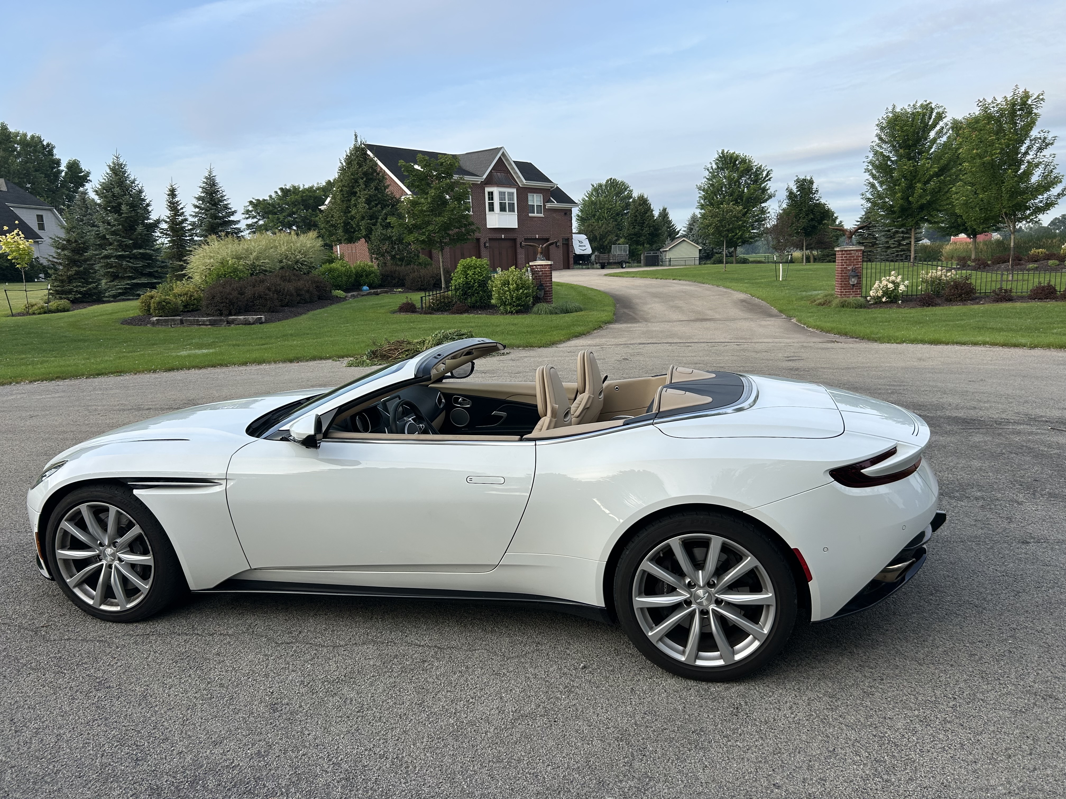 Used 2019 Aston Martin DB11 Volante RWD image 5
