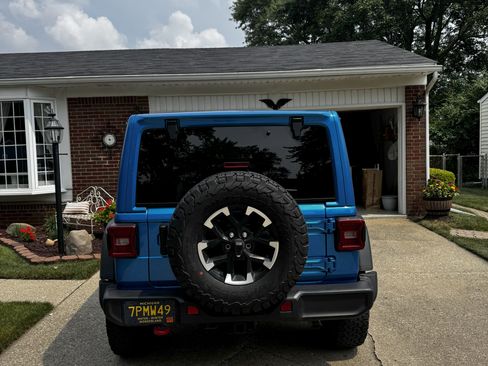 Used 2025 Jeep Wrangler Unlimited Rubicon w/ Technology Group image 2