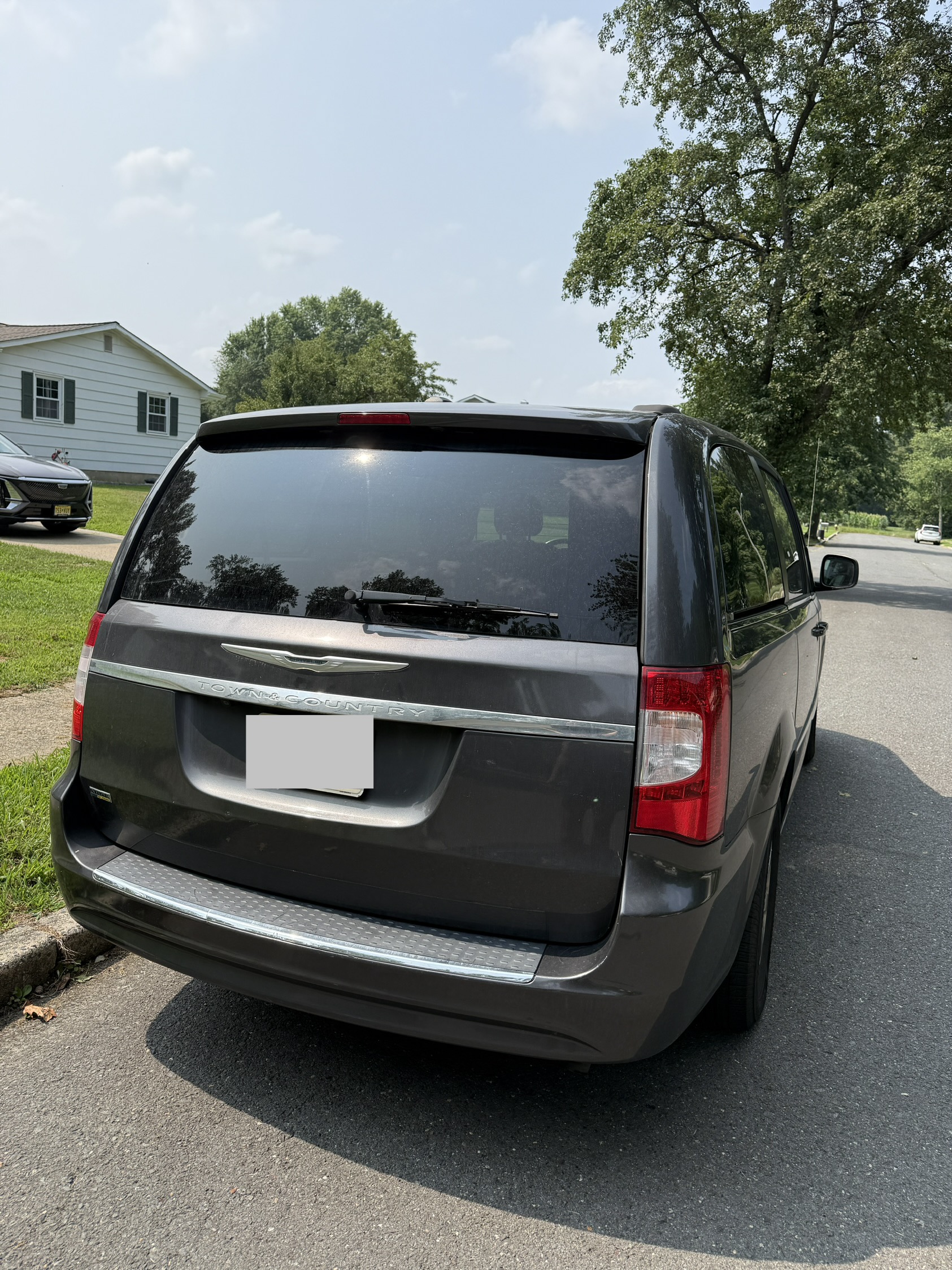 Used 2016 Chrysler Town & Country Touring FWD image 9