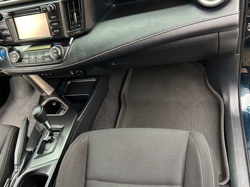 Used 2018 Toyota RAV4 LE AWD/4WD image 14
