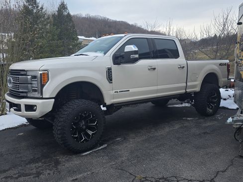 Used 2019 Ford F350 Platinum image 1