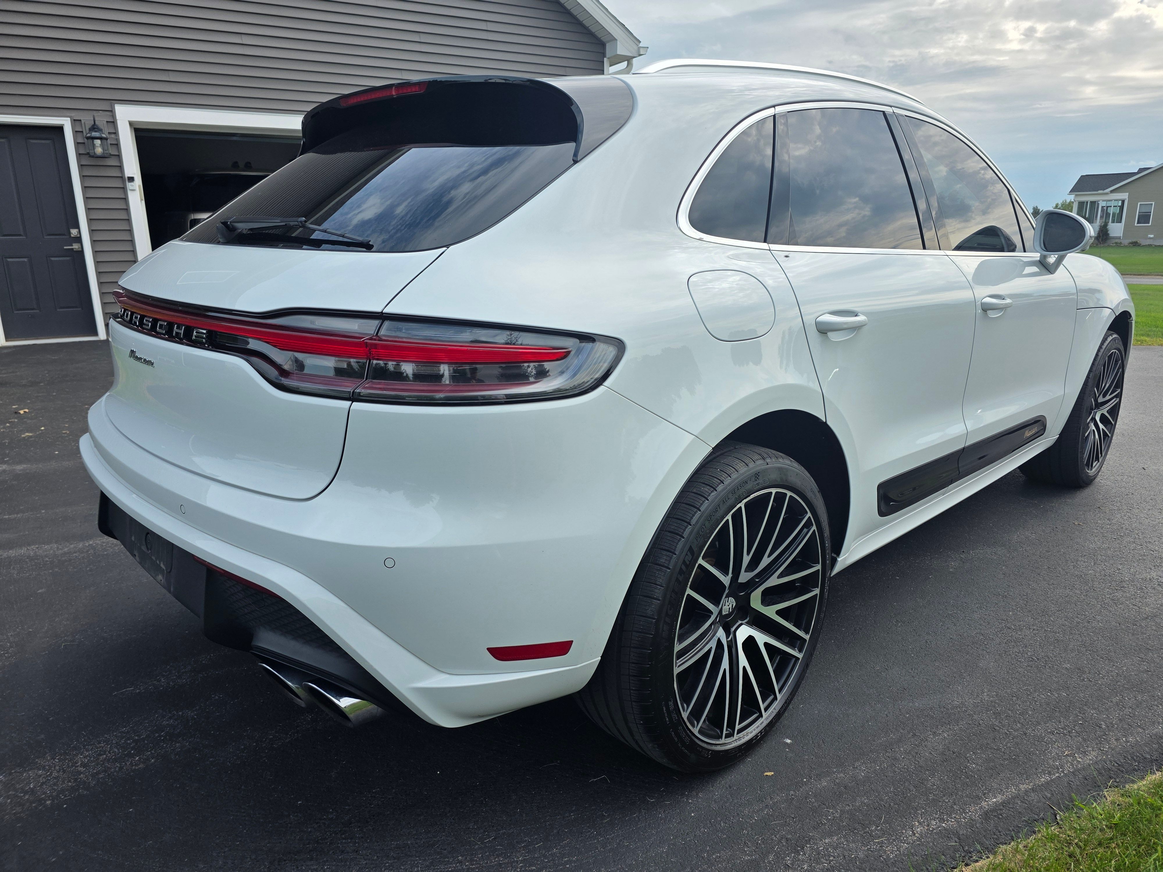 Used 2024 Porsche Macan Turbo AWD/4WD image 9