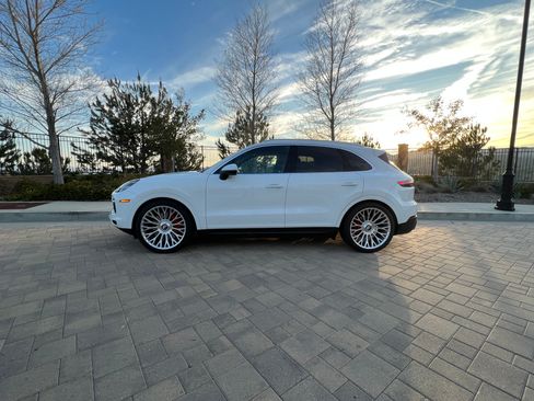 Used 2021 Porsche Cayenne AWD/4WD image 8