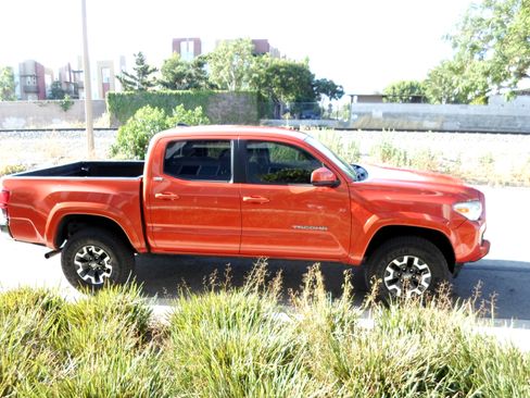 Used 2018 Toyota Tacoma SR5 image 10